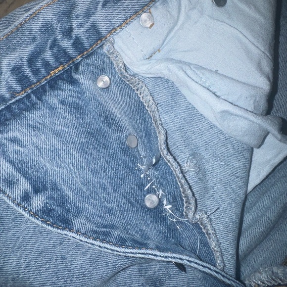 Princess Polly HOLLY Highrise ASYMMETRIC RIPPED LEG JEANS LIGHT WASH DENIM - Picture 4 of 10